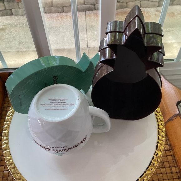 Honolulu Cookie Company Coffee Mug & Empty Pineapple Plastic Box - Picture 4 of 4